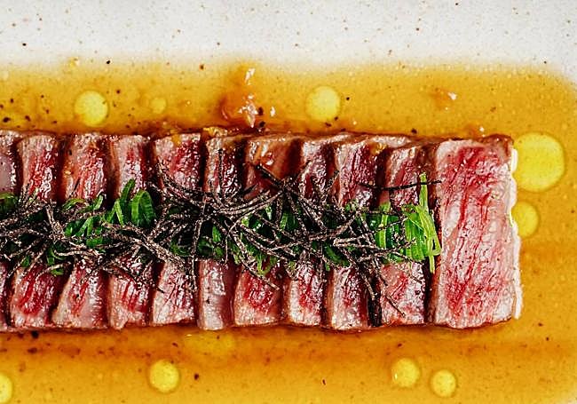 Tataki de wagyu con trufa y cebolleta.