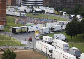 Parking. El equipo encargado del montaje de la salida se instala en Bilbao.