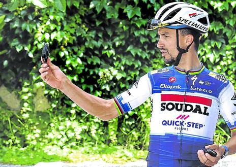 Imagen secundaria 1 - Quinn Simmons, del Lidl-Trek, llega al acto de presentación del nuevo maillot.| Alaphilippe, nada más terminar ayer su entrenamiento en el hotel Occidental de Bilbao. | Mikel Landa saluda al llegar a su hotel, el Palacio Urgoiti.