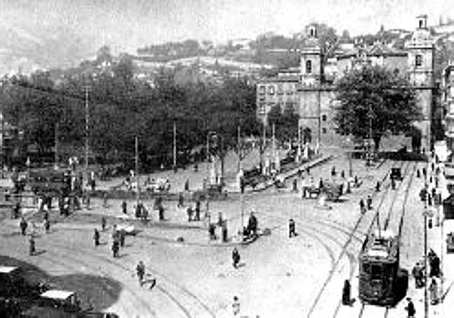 El Tilo del Arenal, apodado 'El Abuelo', al fondo, frente a San Nicolás.