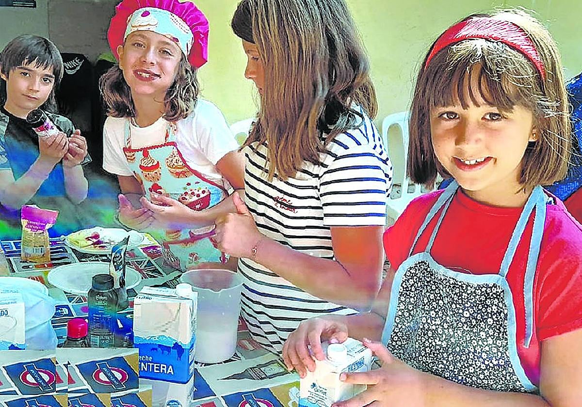 Actividades deportivas y de ocio, no pueden faltar las piscinas del Polideportivo o de Sobrón para que los pequeños se refresquen y jueguen con sus nuevos amigos con el campus de Class, así como los nuevos programas culinarios o temáticos al aire libre en los que los pequeños continúan su aprendizaje durante los meses de calor.