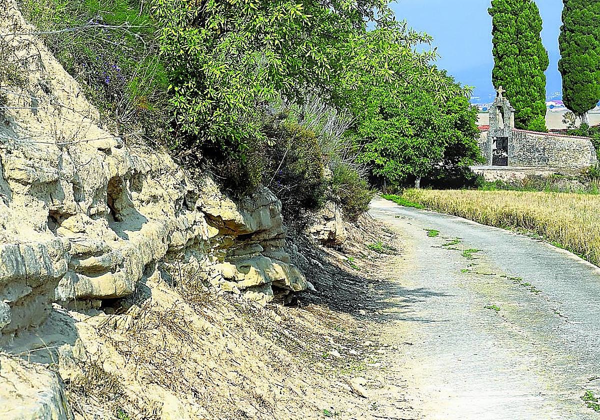 El talud que discurre a lo largo del camino al cementerio suele tener desprendimientos.