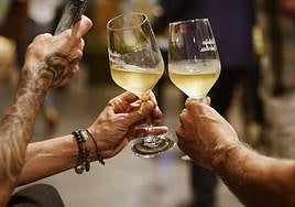 Unai Urquijo de la Escuela Superior de Hostelería de Bilbao, Arantza Álvarez de la Escuela de Galdakaoy Antonio Casares de la Escuela de Leioa brindan con los nuevos txakolis.