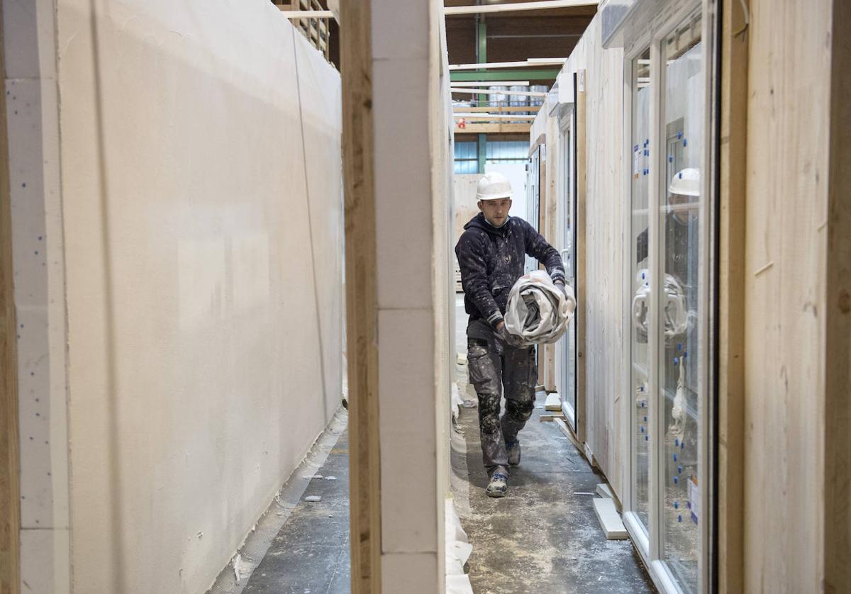 Trabajador en la planta de Egoin, dedicada a edificaciones prefabricadas e industrializadas