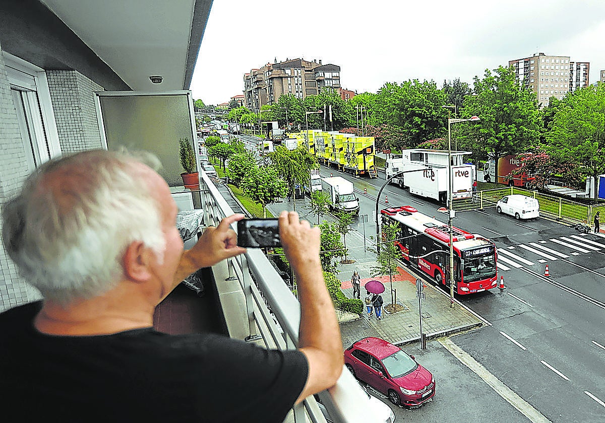 Un vecino fotografía con el móvil la zona de meta de la primera etapa, en Begoña.