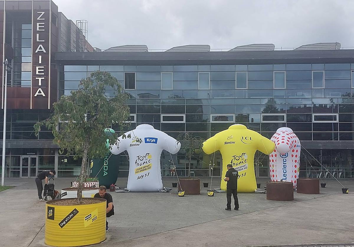 Las calles de Amorebieta están ambientadas con elementos del Tour