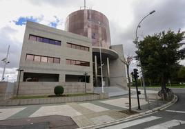 Exterior de la comisaría de la Ertzaintza en Vitoria.