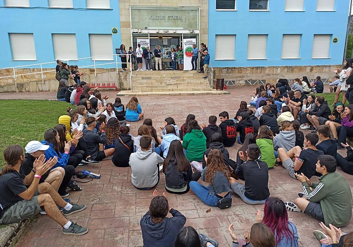 Un momento de la apertura del encuentro con parte de los participantes.