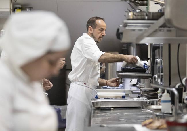 Joseba Lezama Riego (Bilbao, 1969), que lleva 33 años trabajando junto al chef Martín Berasategui, retratado antes del servicio en la cocina del restaurante de Lasarte.