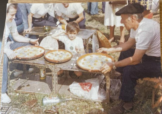 Joseba Lezama, en el centro, junto a su abuelo, Pedro, antiguo trabajador de la Fundición Aceros Echevarría, y a su padre, Pedro, en un concurso.