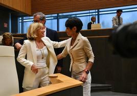 Eider Mendoza y Maddalen Iriarte, durante el pleno celebrado ayer en las Juntas de Gipuzkoa.