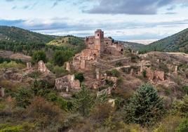 La torre de la iglesia de Turruncún parece sobrevivir mejor que el resto de edificios al paso del tiempo.