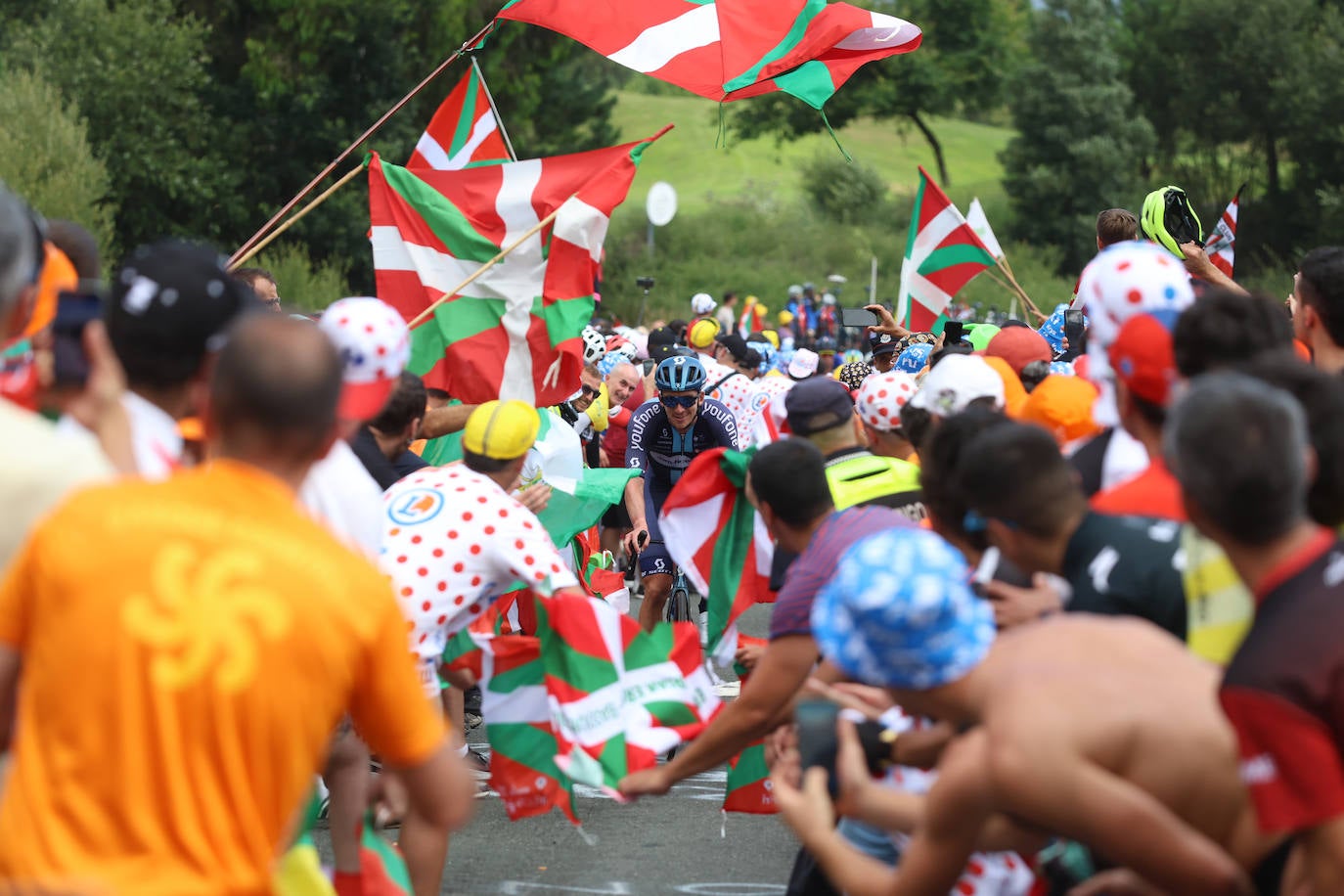 Miles de aficionados animan en El Vivero