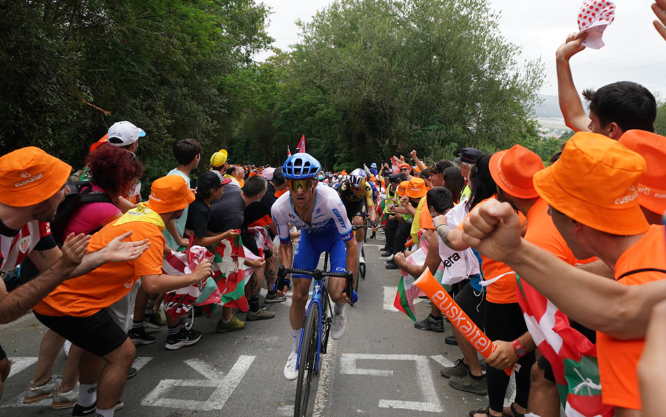 Locura en Pike Bidea al paso de los ciclistas.