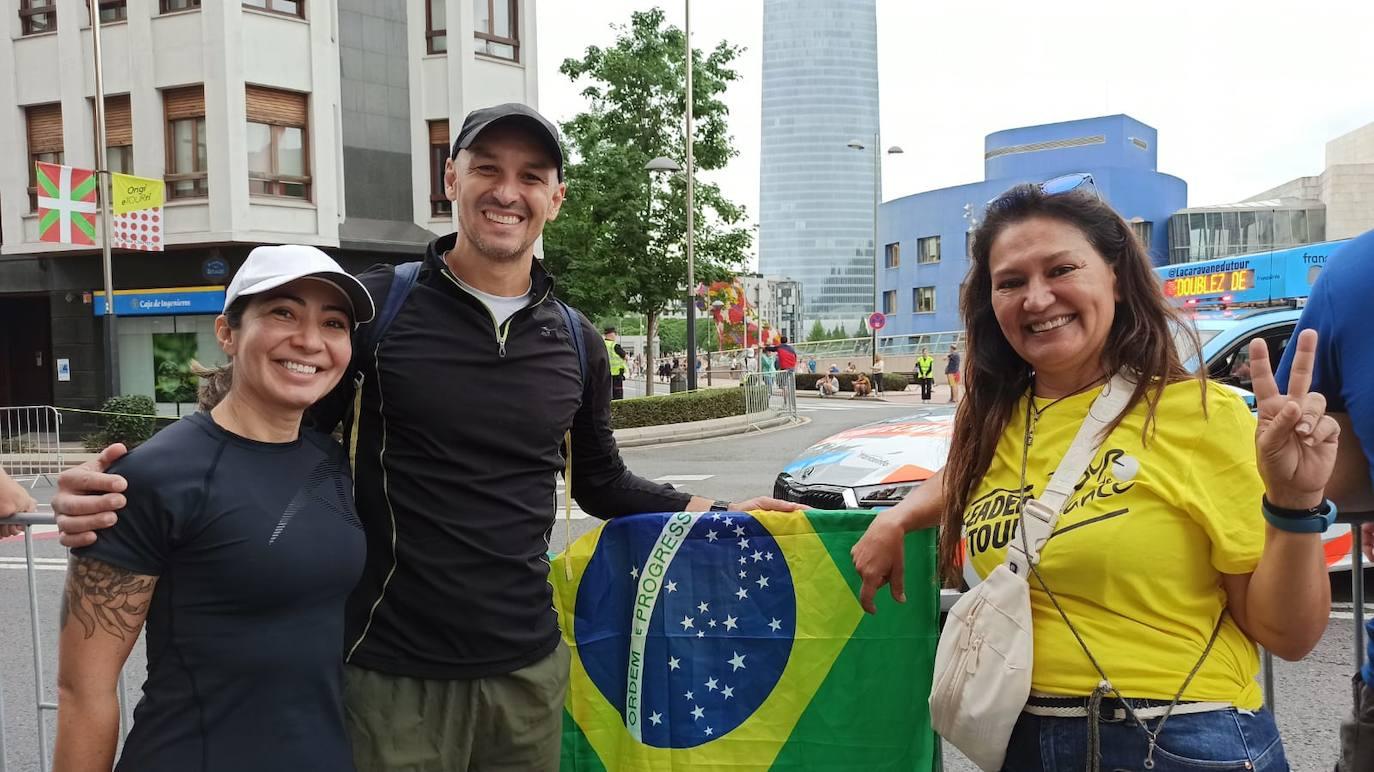 Brainer Kist, Izis Kist y Rosana Abadia vienen desde Brasil: «Somos aficionados del ciclismo, aunque es nuestro primer Tour de Francia. Nos ha sorprendido lo bien que ha organizado Bilbao este evento»