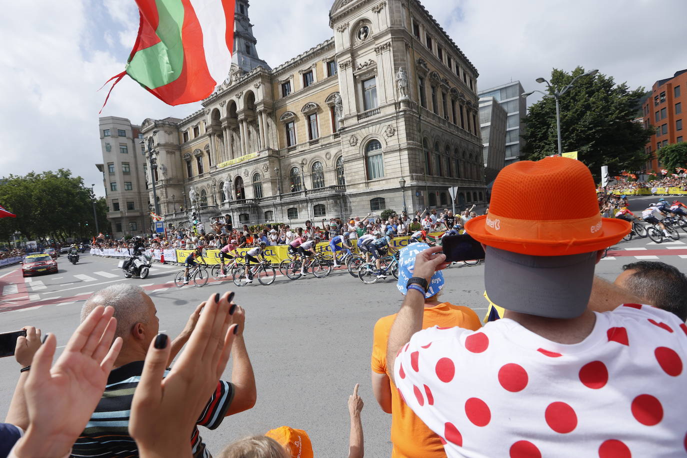 Llegada a Bilbao por el Ayuntamiento.