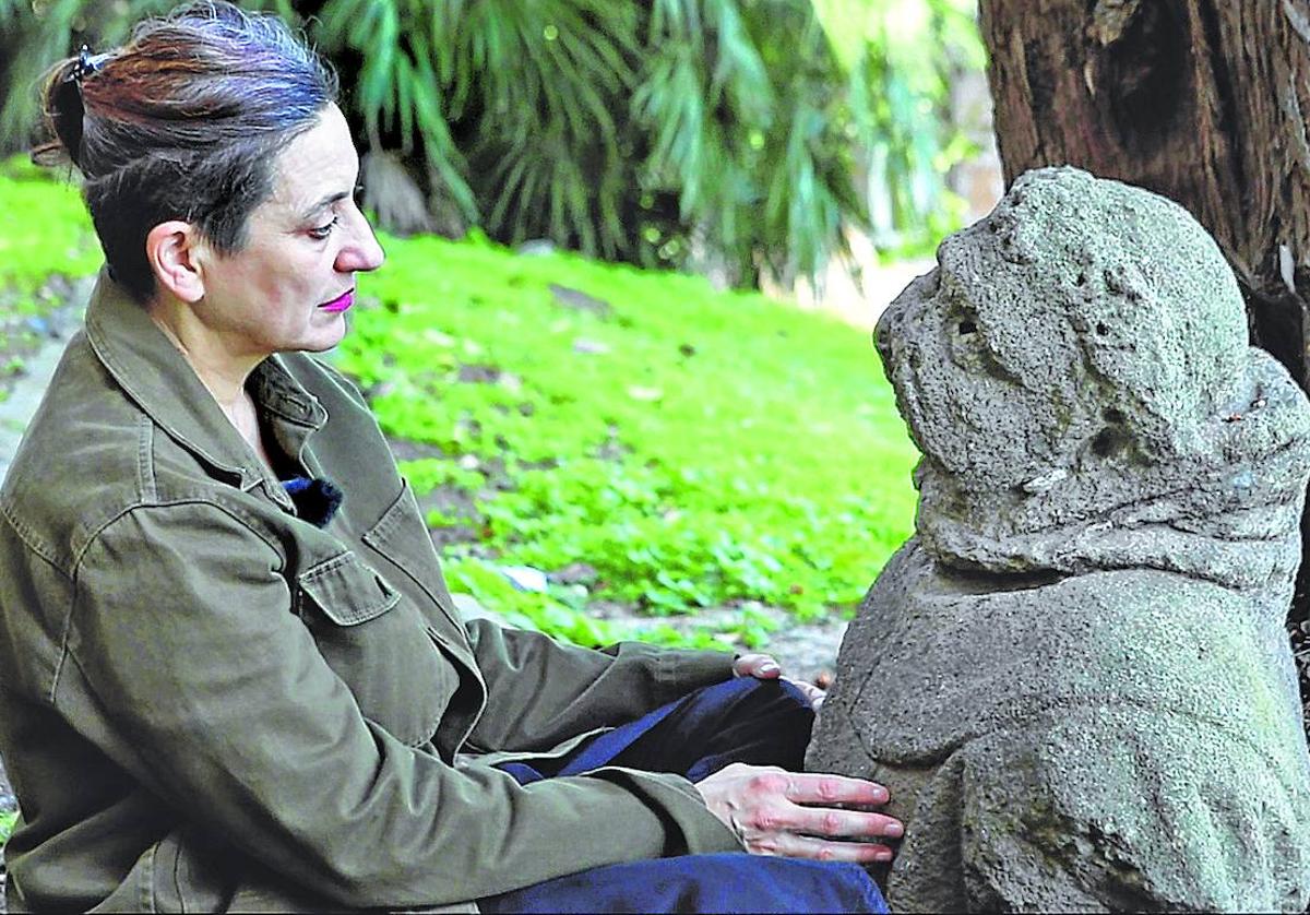 Itziar Okariz interpela a estatuas instaladas en Roma.