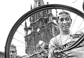 Eddy Merckx, con el maillot amarillo de la Vuelta 1973 y la Basílica de Begoña al fondo.