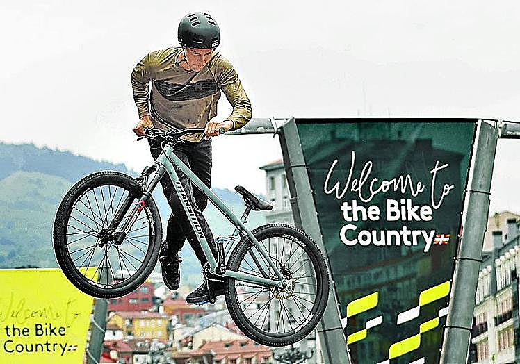 Saltos acrobáticos en bici en la Fan Park.