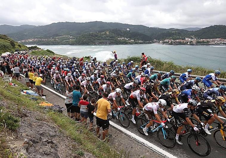 El éxito de público y un final precioso sellan un estreno redondo del Tour en Bizkaia