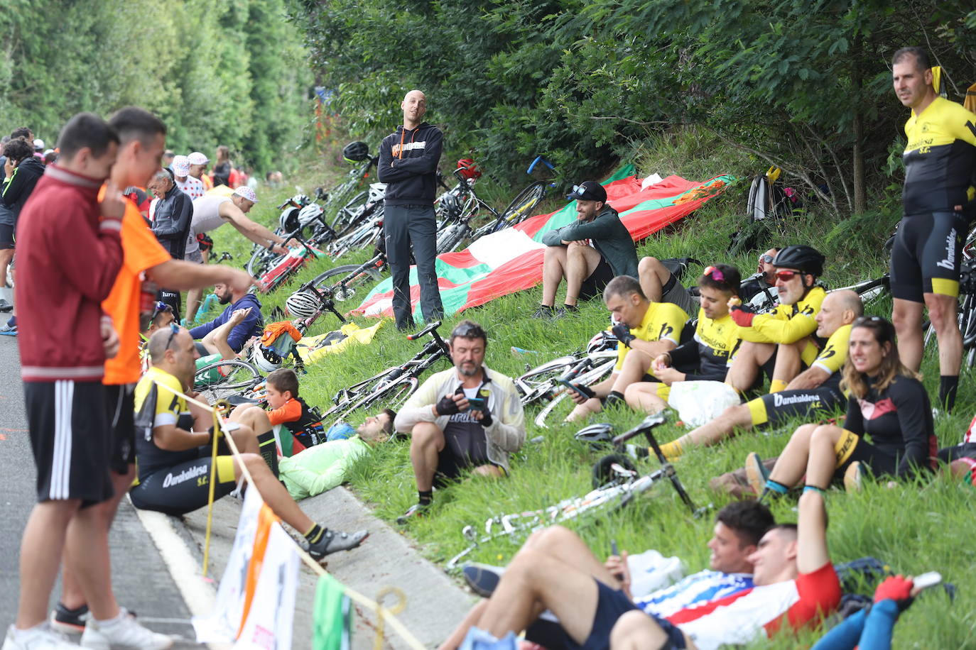 Miles de aficionados animan en El Vivero