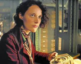 La ahijada del arqueólogo (Phoebe Waller-Bridge) con el artefacto, en 'Indiana Jones y el dial del destino'