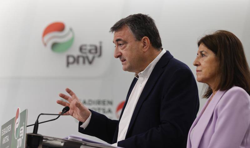 Aitor Esteban, cabeza de lista al Congreso, junto a la eurodiputada Izaskun Bilbao.