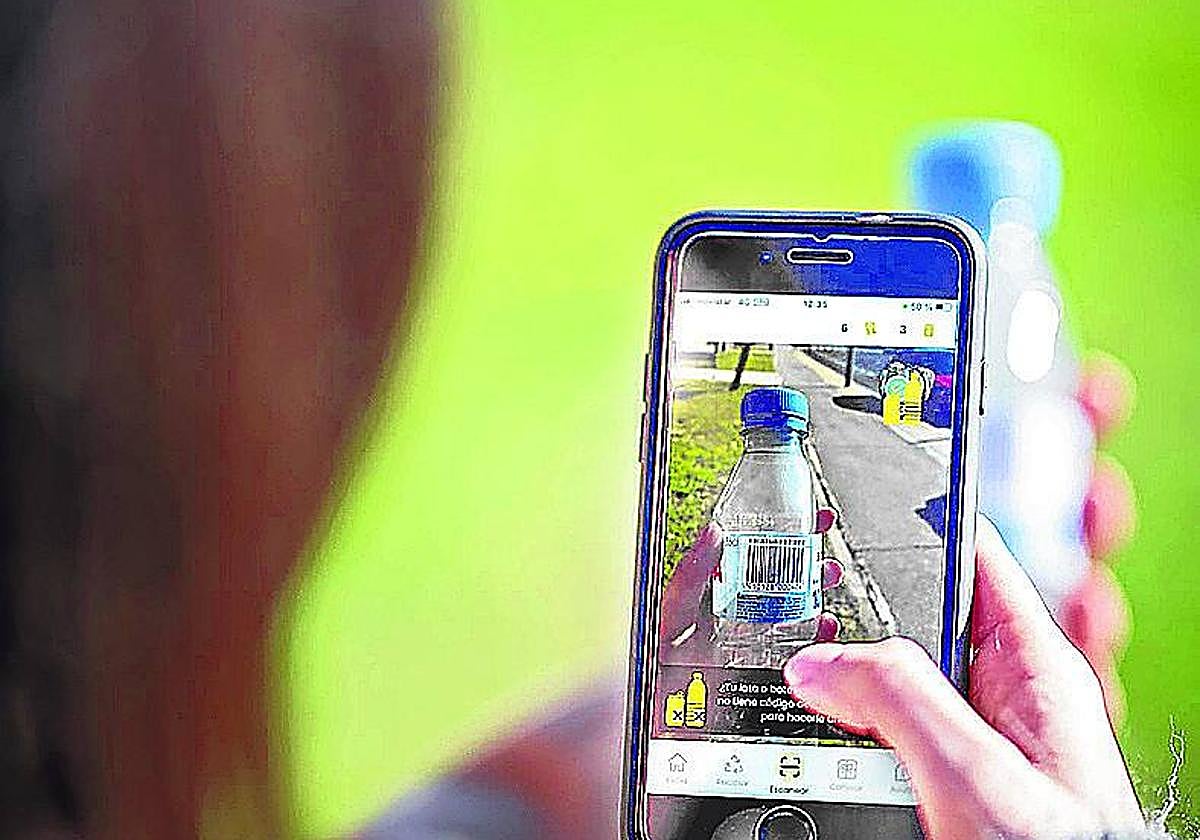 Hay que escanear con el móvil los códigos de barras de latas y botellas.