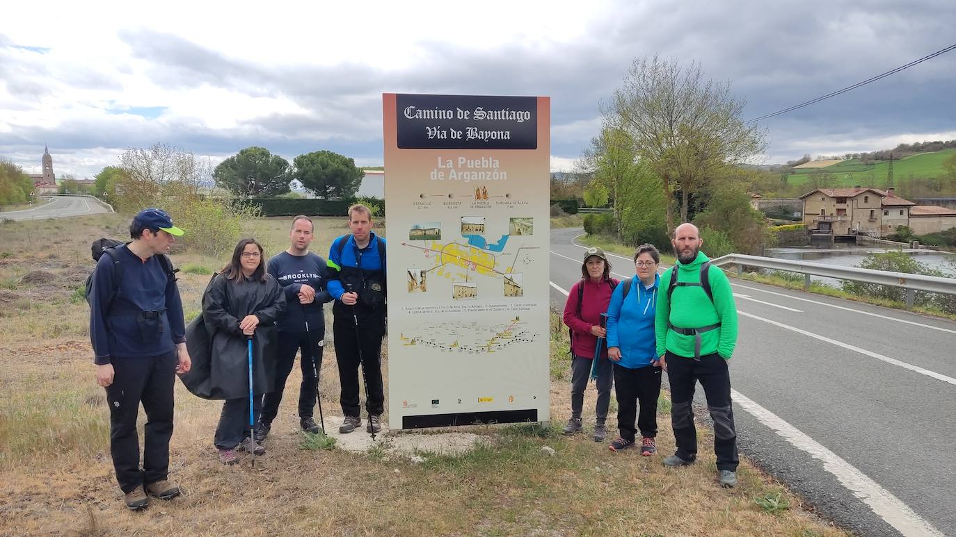 Peregrinos alaveses bajo la lluvia