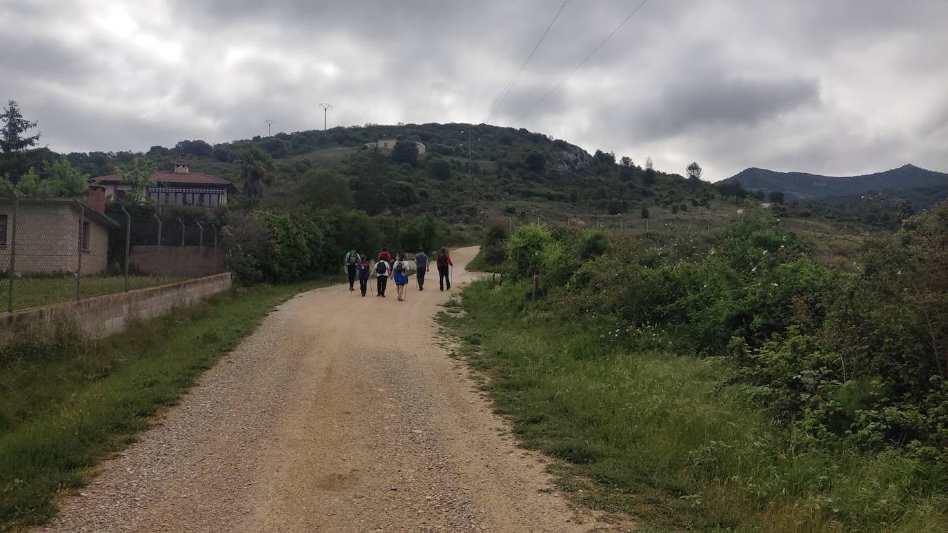 Peregrinos alaveses bajo la lluvia