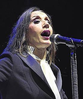 Imagen secundaria 2 - El estreno mundial de la ópera 'Orgia' cerró la temporada con buenas críticas y una ocupación del 55% en dos funciones. | 'Cantando bajo la lluvia' atrajo a 11.775 espectadores, con una ocupación media del 80%. | Luz Casal agotó el aforo en los dos conciertos para presentar su disco, 'Las ventanas de mi alma'. 