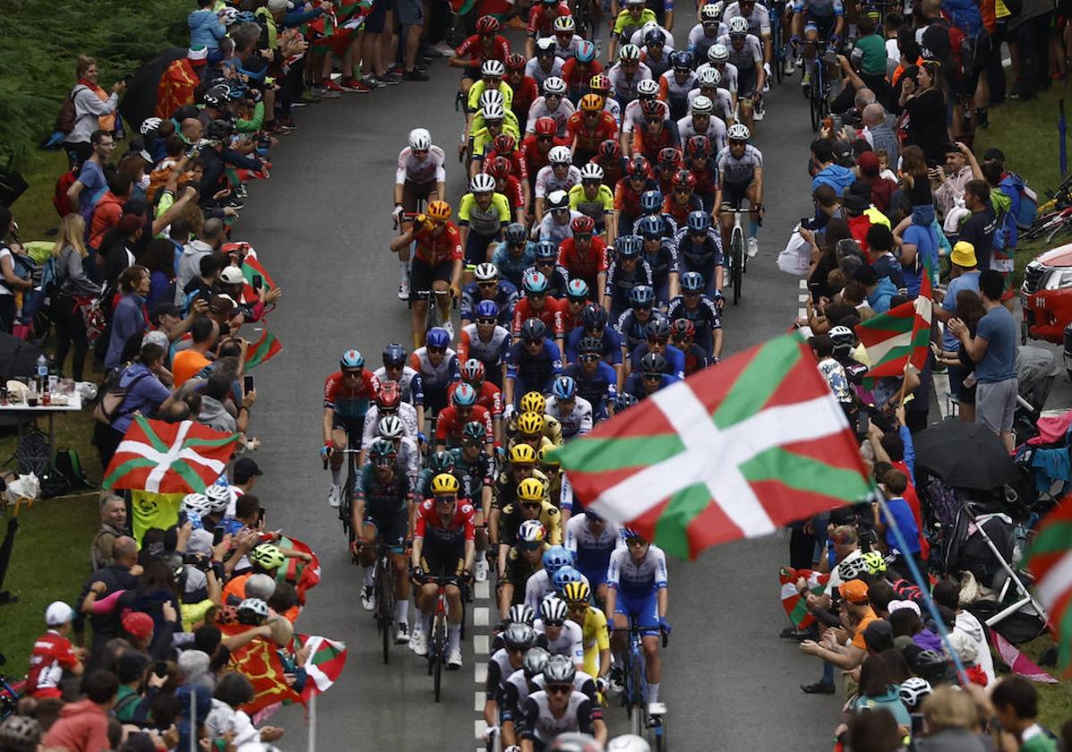 El pelotón recorre parte de la segunda etapa, desde Vitoria a San Sebastián, con el público volcado.