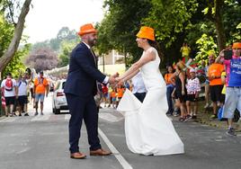 'Hasta que el Tour nos separe': la boda «súper animada» de Eztizen y Dani en Pike Bidea.