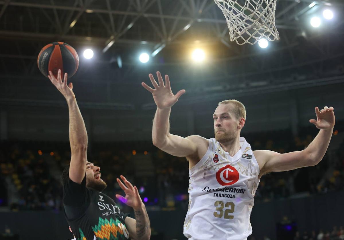 Hlinason trata de taponar el lanzamiento de un jugador del Bilbao Basket en un partido de la temporada pasada