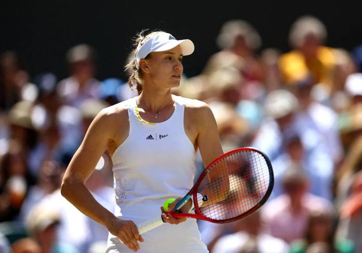 Elena Rybakina, que defiende el título en Wimbledon, en una imagen del torneo del año pasado.