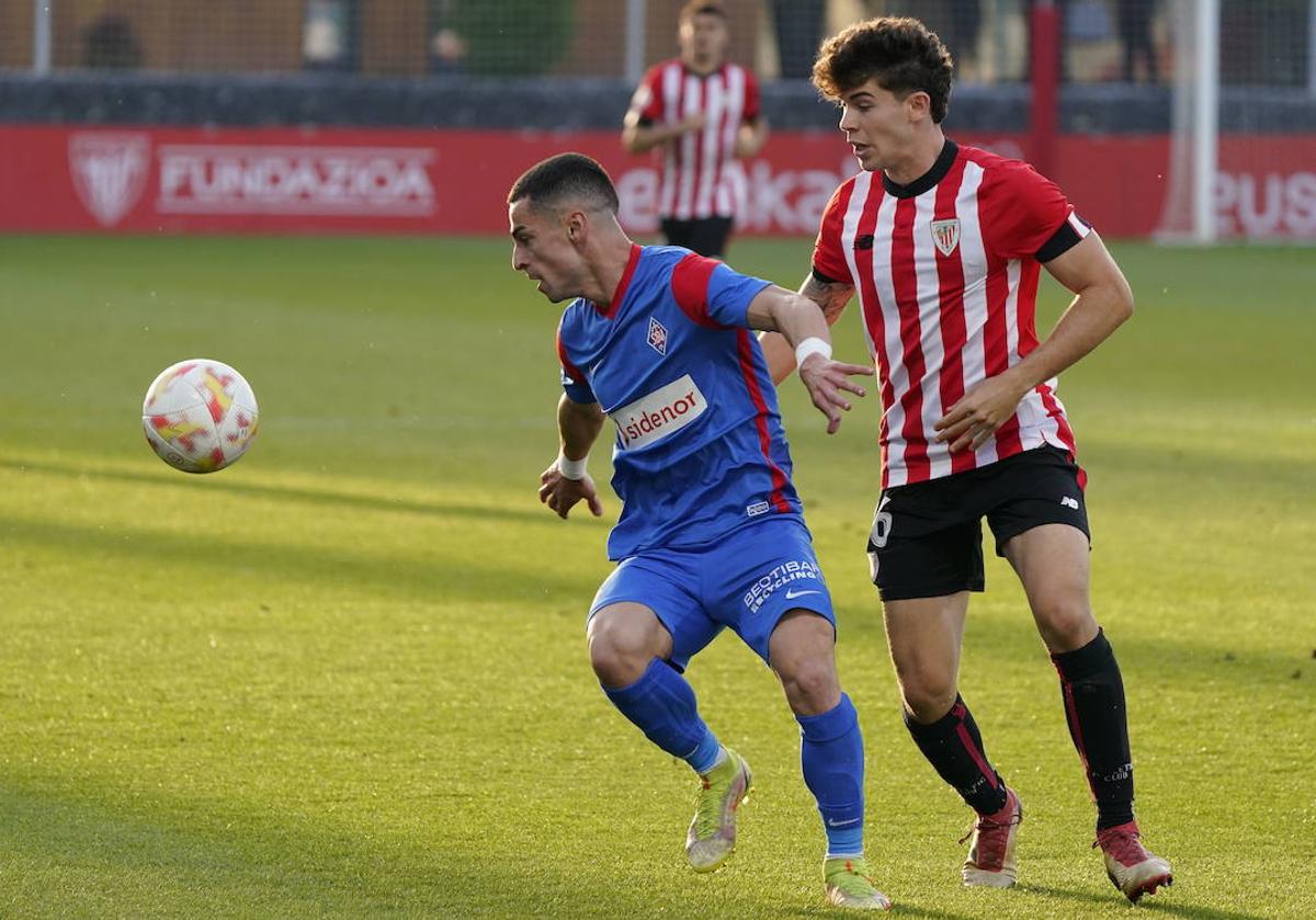 Josué Dorrio, durante el último choque de la pasada temporada en Lezama.