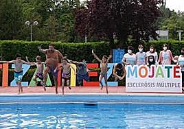 Pequeños y mayores se mojaron en la edición de 2021 por la esclerosis múltiple