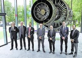 Carlos Alzola, en el centro, director general de ITP, junto a representantes de Bain, JB Capital y Sapa.