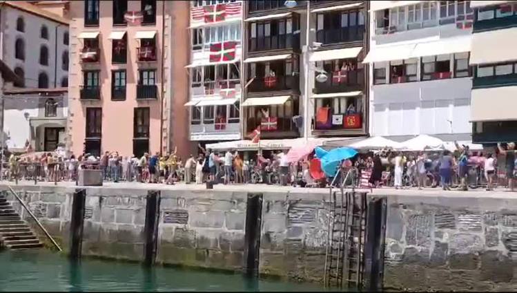 Así fue el paso del Tour por el puerto de Lekeitio visto desde un barco