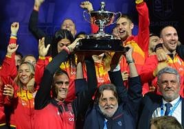 García Angulo, a la derecha, junto a diferentes integrantes del la selección española de pelota en el último Mundial.