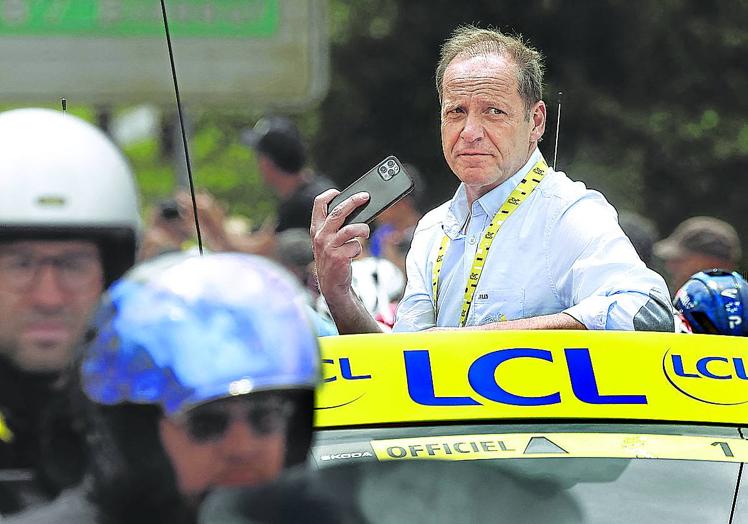 Prudhomme, ya en el coche que abre carrera, al salir desde Amorebieta.