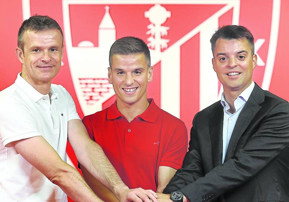 Jon Uriarte, Iñigo Ruiz de Galarreta y Mikel González en la presentación de ayer en San Mamés.