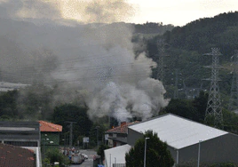 El incendio se ha originado en la subestación eléctrica de Basauri.