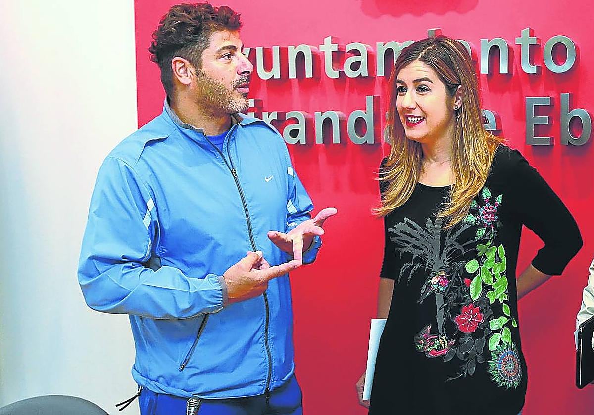 Enrique Fernández, años atrás durante un reconocimiento por sus logros deportivos en el Ayuntamiento.