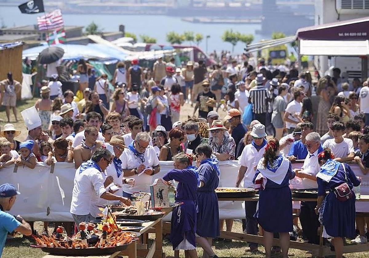 Cientos de personas se concentran cada año en el concurso de paellas.