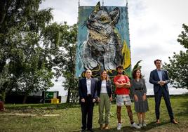 Bordalo II posa ante su obra con los responsables de la BBK y el concejal Xabier Ochandiano.