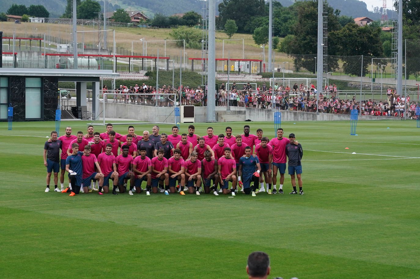 Baño de multitudes en Lezama en el primer entrenamiento del nuevo Athletic