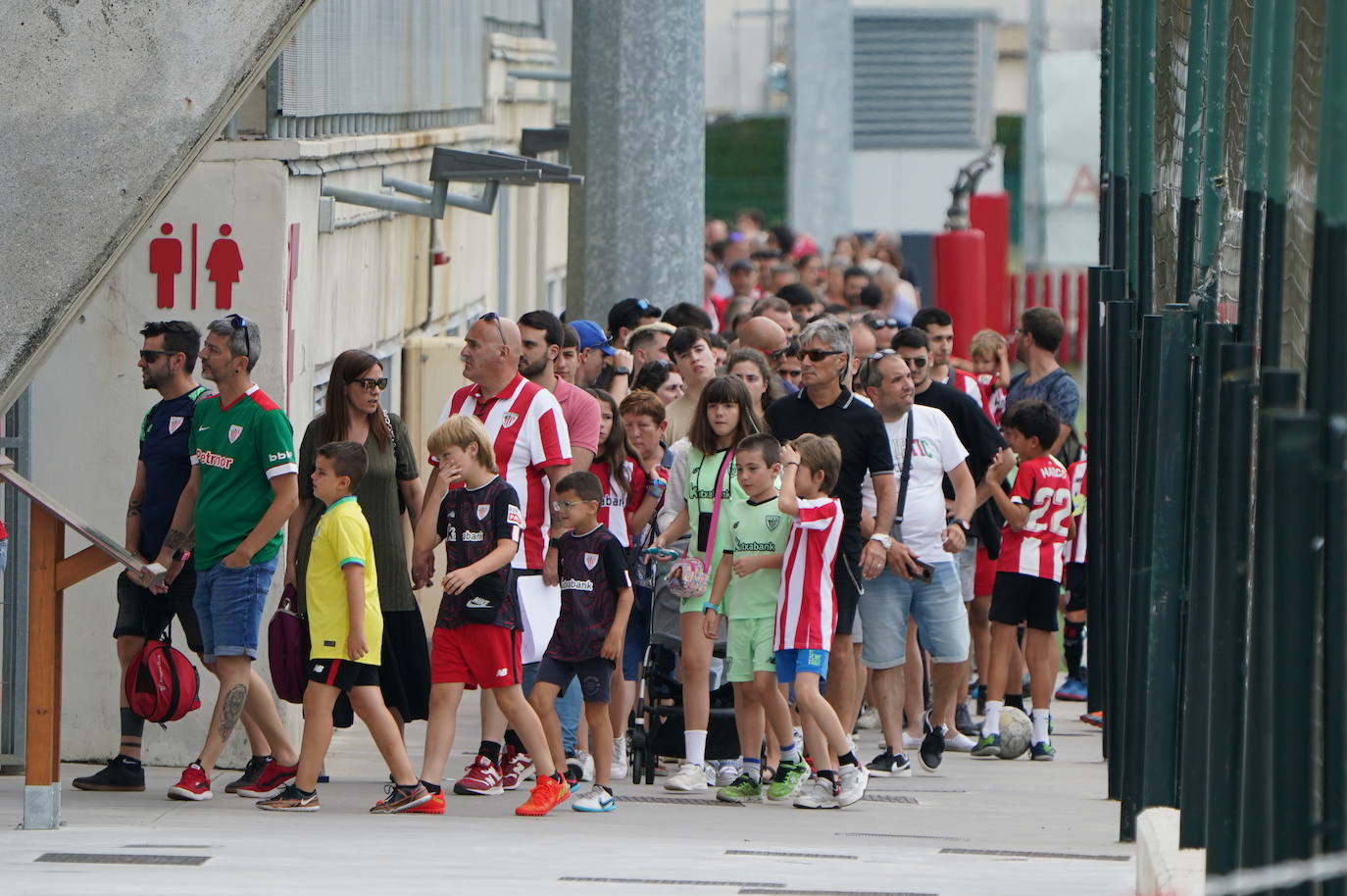 Baño de multitudes en Lezama en el primer entrenamiento del nuevo Athletic