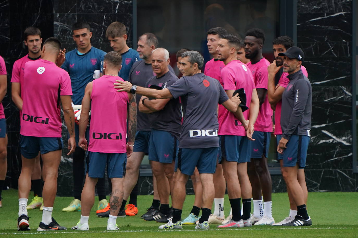 Baño de multitudes en Lezama en el primer entrenamiento del nuevo Athletic