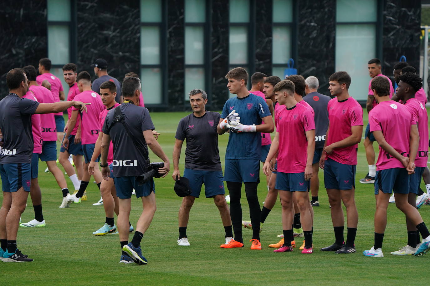 Baño de multitudes en Lezama en el primer entrenamiento del nuevo Athletic